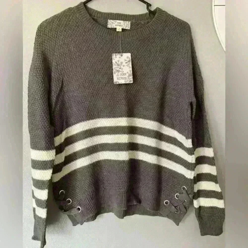 💚  3/$15 NWT Pink Republic Gray and White Striped Sweater Size Small